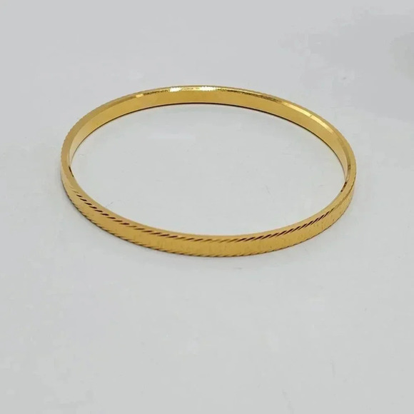 Trifari Textured Gold Tone Etched Sides Bangle Bracelet Size Medium - Picture 3 of 5